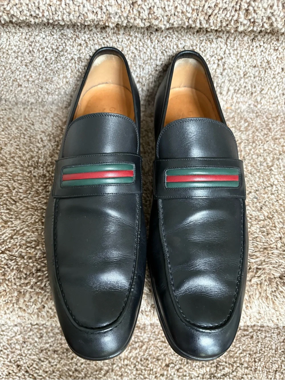 Gucci Men's Black Leather Loafers with Green & Red Stripe